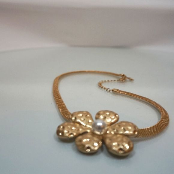 Flower necklace - Picture 3 of 3